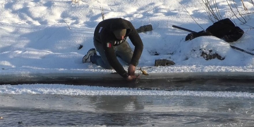 Kars’ta eksi 25 derece soğukta balık avı