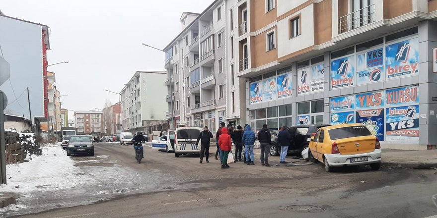 Kars’ta ticari taksi ile otomobil çarpıştı