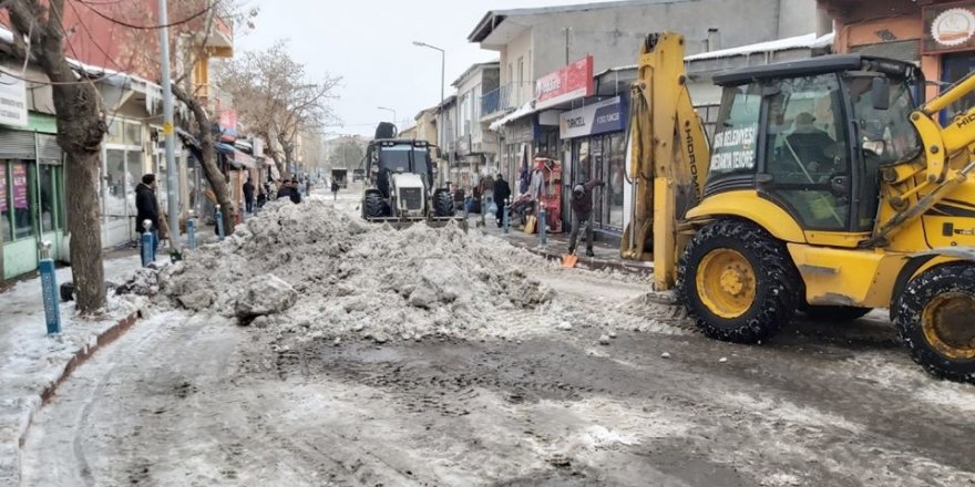 Digor Belediyesi yol ve kaldırımların karını temizliyor