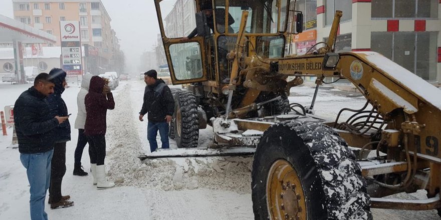 Kars Belediyesi karla mücadele ediyor