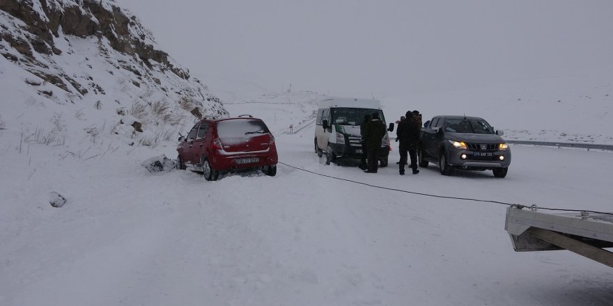 Sahara ve Mozeret Geçidi kar ve tipi nedeniyle ağır tonajlı araçlara kapatıldı