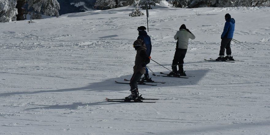 Sarıkamış’ta kristal kar üzerinde kayak keyfi