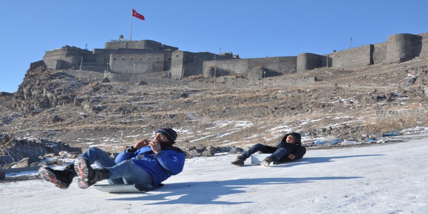 Kızakları yoktu, sacın üzerine oturarak kaydılar