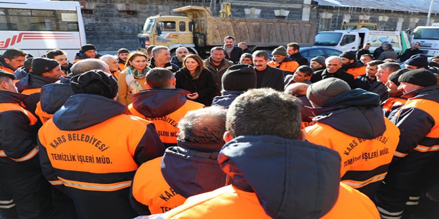 Kars Belediyesi'nden temizlik işçilerine yeni kıyafet