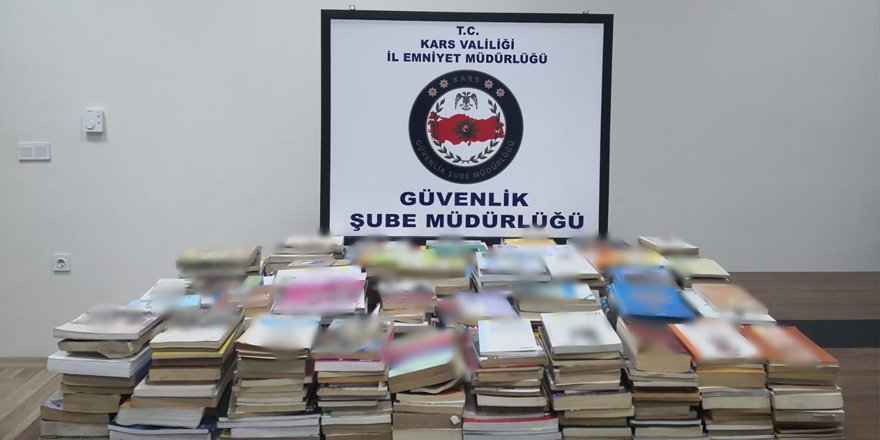 Kars’ta yüzlerce bandrolsüz kitap yakalandı