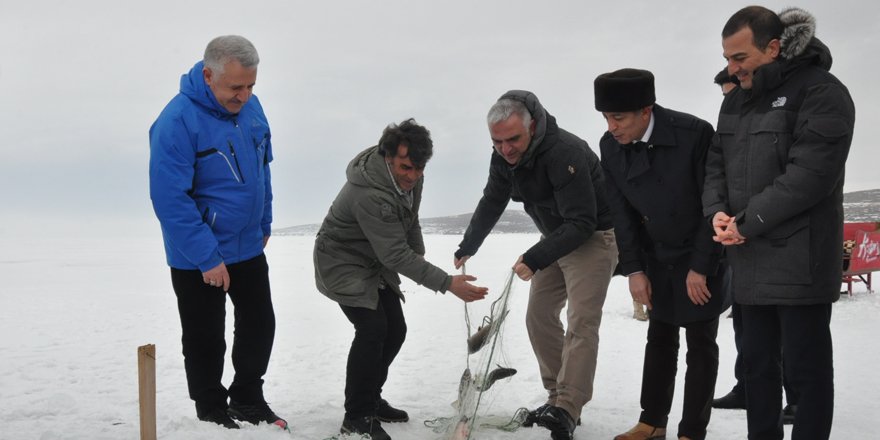 Bakan Ersoy Eskimo usulü balık tuttu