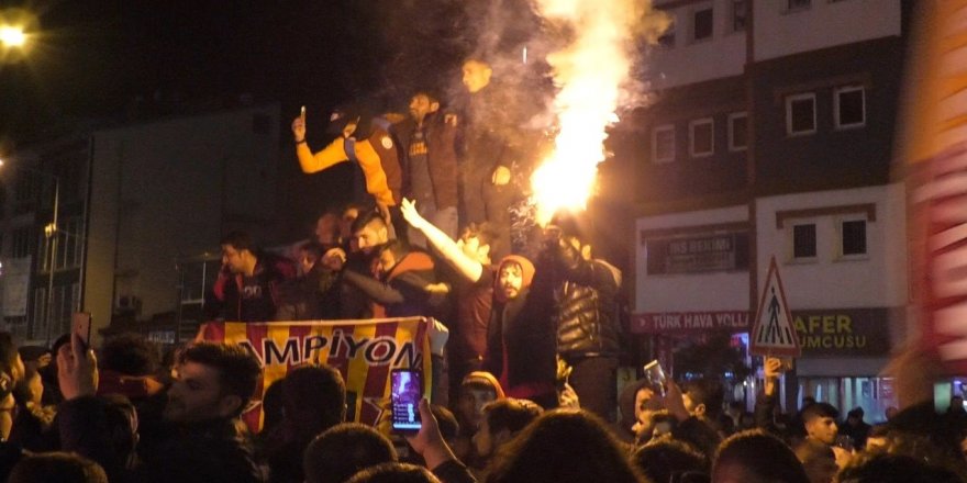 Kars’ta Galatasaraylı taraftarlar sokaklara döküldü