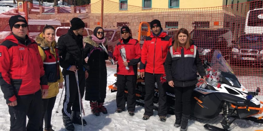 Sarıkamış Jandarma Arama Kurtarma Timleri, Dünya Kadınlar Günü dolayısıyla karanfil dağıttı