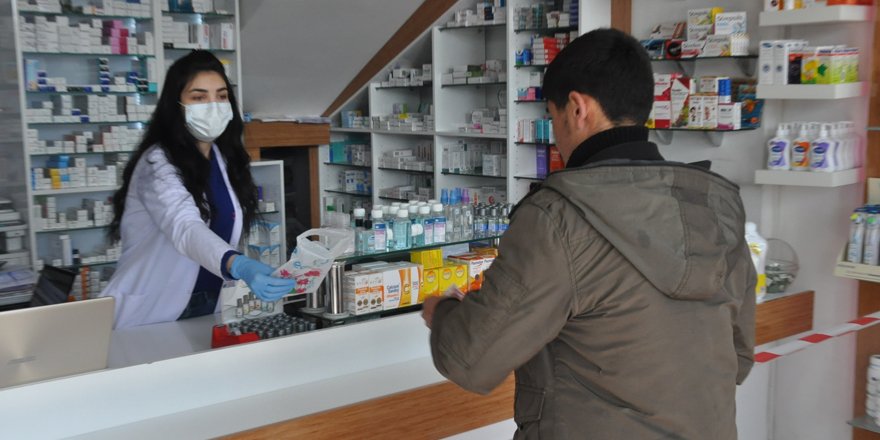 Kars’ta eczacılardan şeritli önlem!