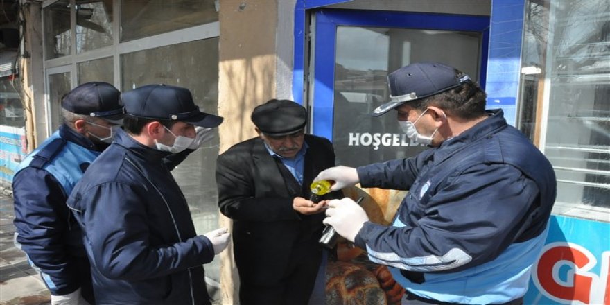 Zabıta uyarı yaptığı yaşlılara kolonya sıkarak evlerine gönderdi