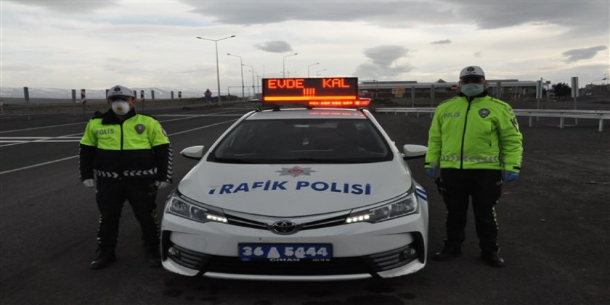 Kars’ta trafik ekiplerinden “Evde kal” çağrısı!