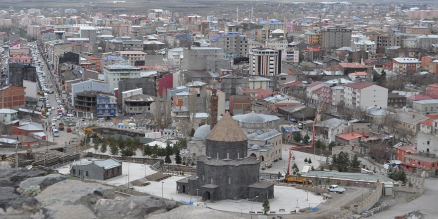 Kars’ta kiracı esnaflar, dükkan sahiplerini vicdanlı olmaya çağırıyor!