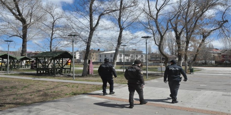 Kars’ta polisler parklara girenleri geri gönderiyor