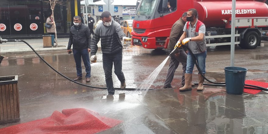 Kars’ta cadde ve sokaklar koronavirüse karşı yıkanıyor