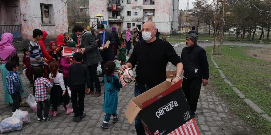 Kars Polisi, Afgan ailelere yardım eli uzattı