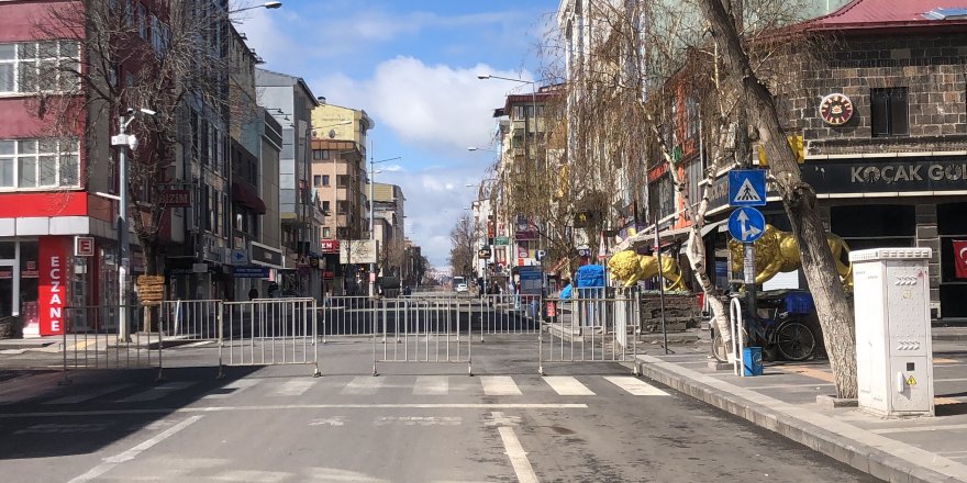 Kars’ta cadde ve sokaklar boş kaldı