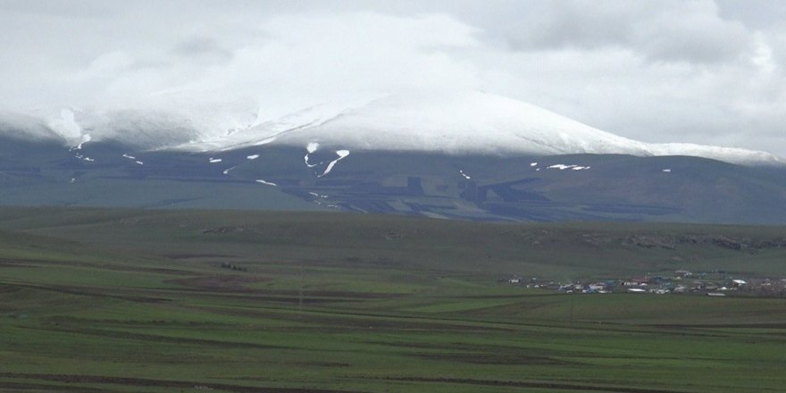 Kars’ta yüksek kesimlere kar yağdı