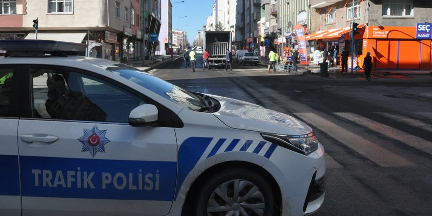 Kars’ta kapalı caddeler yeniden trafiğe açıldı