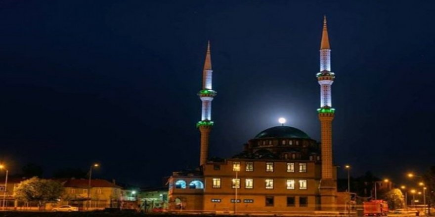 Kars’ta, 19 Mayısta Ehlibeyt Işıklı Camide İstiklal Marşı okundu