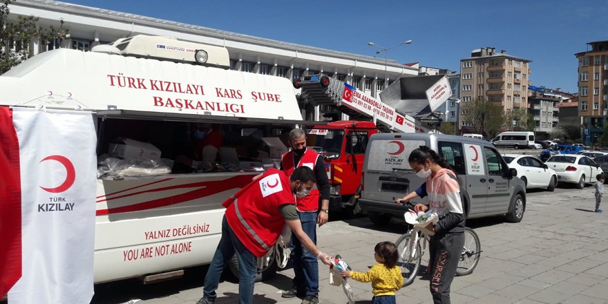 Kızılay çocuklara maske dağıttı