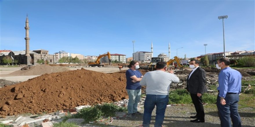 Gazi Kars, Millet Bahçesi ve Şehir Meydanına kavuşuyor 