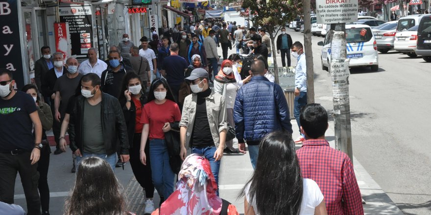 Kars’ta, bayram öncesi alışveriş yoğunluğu yaşandı