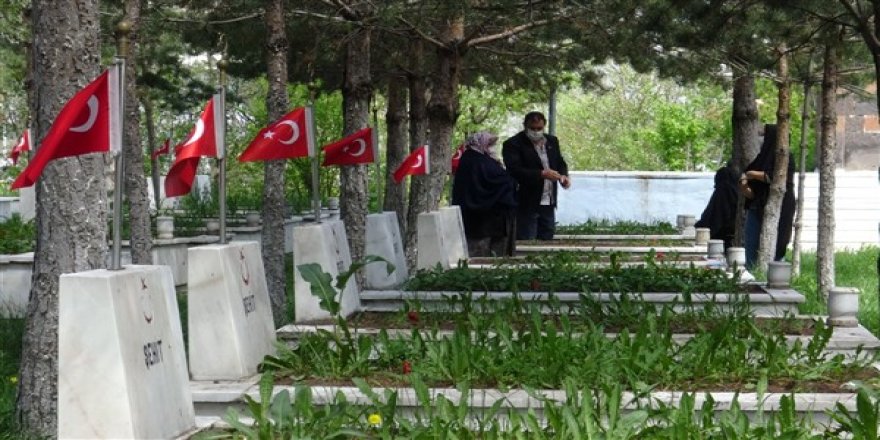 Kars Şehitliğinde buruk bayram!