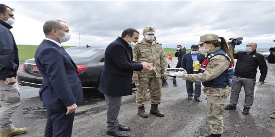 Vali Öksüz, yol kontrol noktalarını ziyaret etti