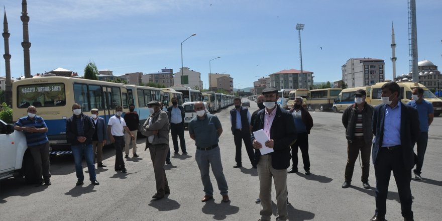 Kars’ta dolmuş esnafı seslerini duyurmak için protesto yaptı