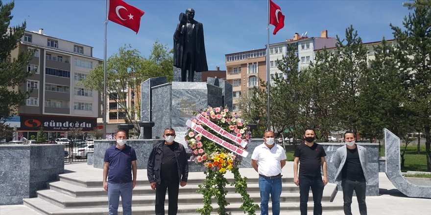 Gözlükçüler ve Optisyenler Atatürk Anıtı’na çelenk sundu