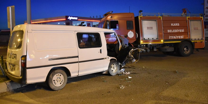 Kars’ta otomobil ile minibüs çarpıştı: 2 yaralı