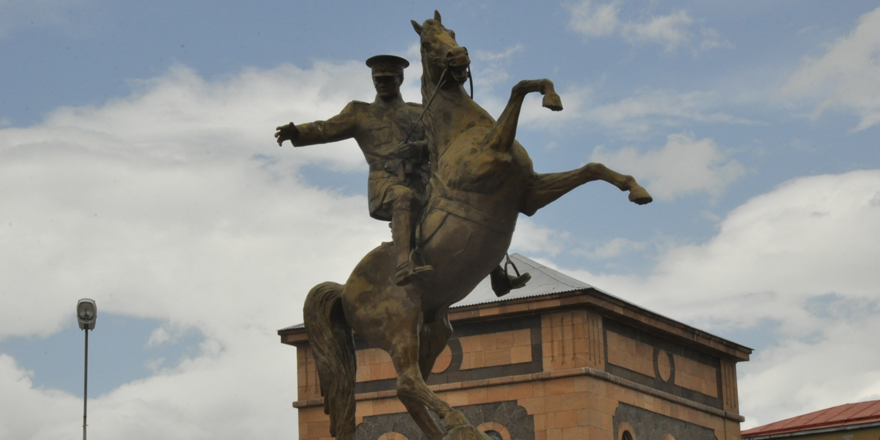 Kars’ta “Zafer Anıtı”nın yerinde yapılan Atatürk Heykeli zamana yenik düştü