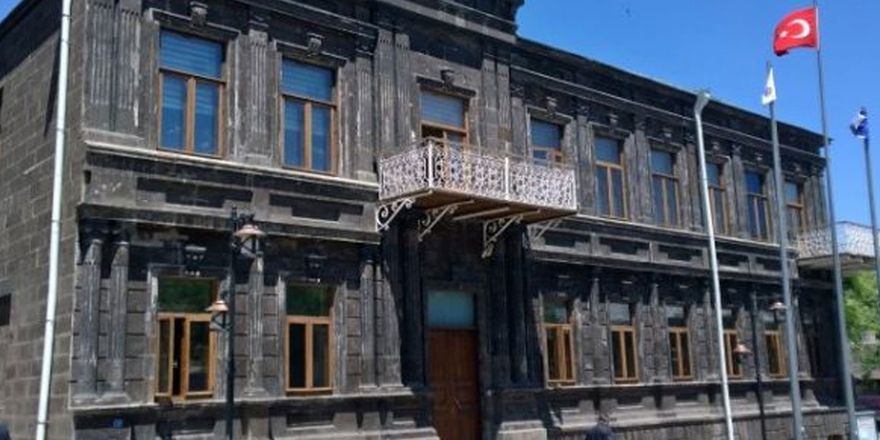Kars Belediyesi, tabela sorununu gündemine aldı