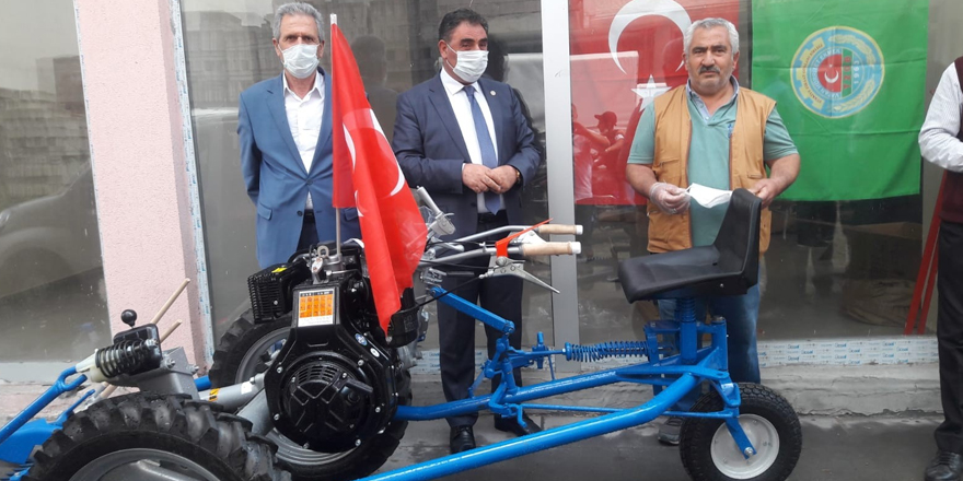 Kağızman’da çiftçilere ot biçme makinesi verildi