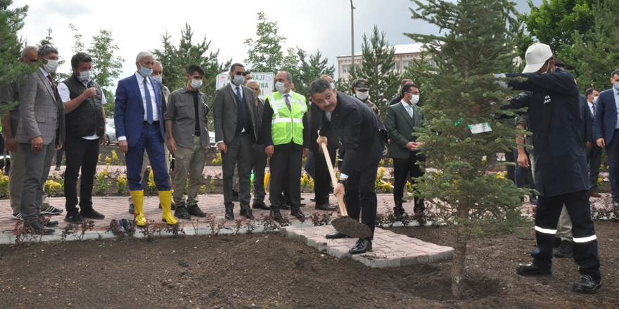 Bakan Pakdemirli Kars’ta fidan dikti