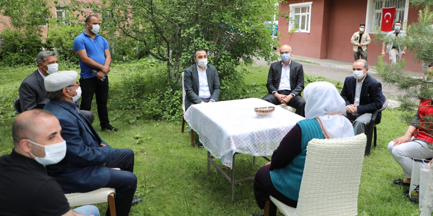 Vali Öksüz şehit babasını ziyaret etti