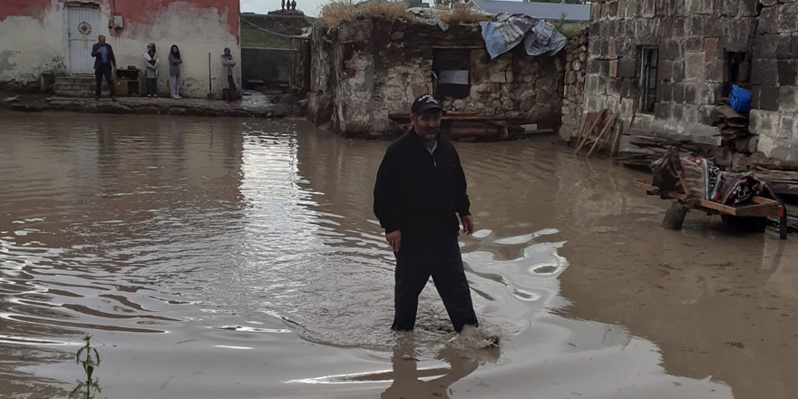 Kars’ta 2 köyü sel vurdu