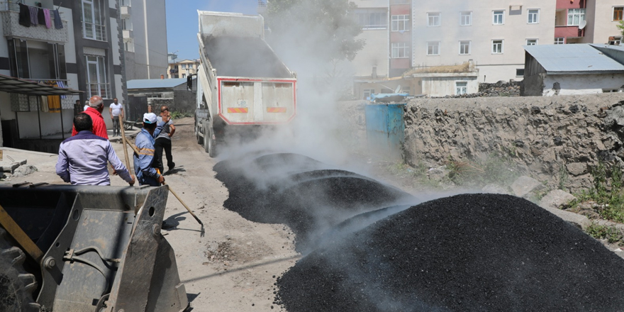 Kars Belediyesi asfalt ve yama çalışmalarına yoğunlaştı