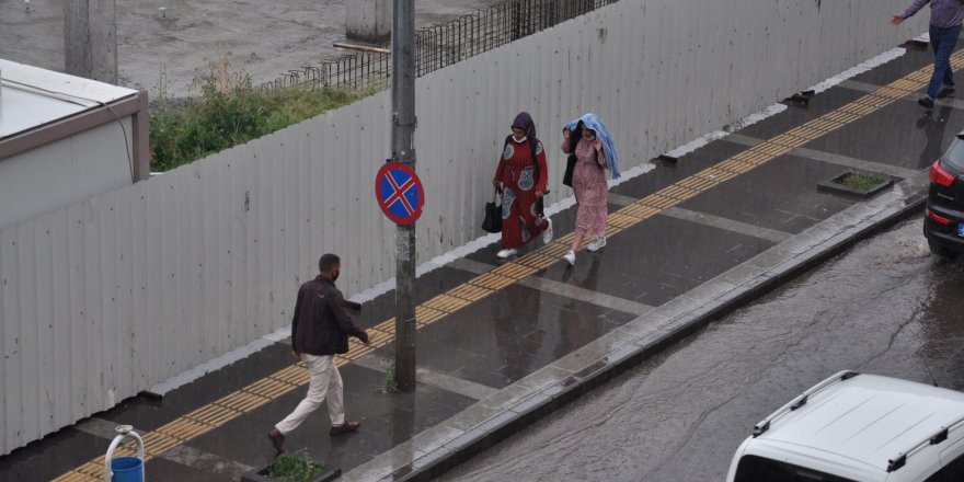 Kars’a 10 dakika yağmur yetti