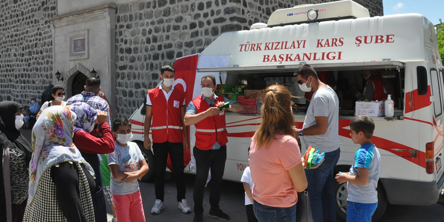 Kızılay 15 Temmuz’da Karslılara kumanya dağıttı!