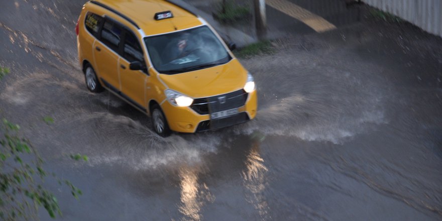  Kars'ta caddeler göle döndü