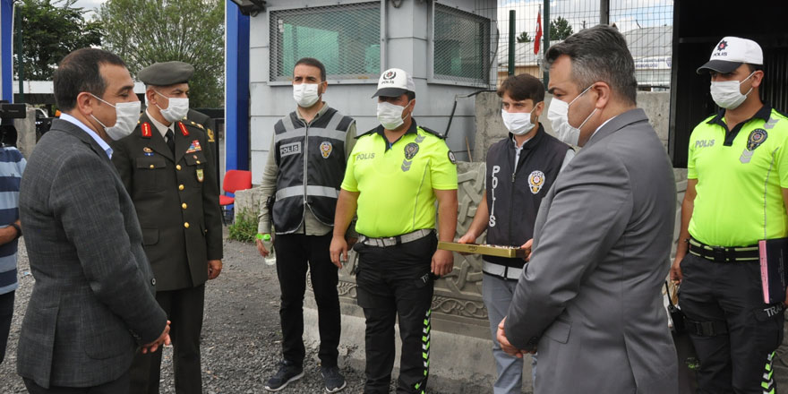 Vali Öksüz, güvenlik güçleri ile bayramlaştı