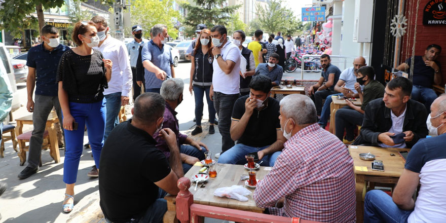 Kars Belediyesi, maske ve sosyal mesafe denetimi yaptı