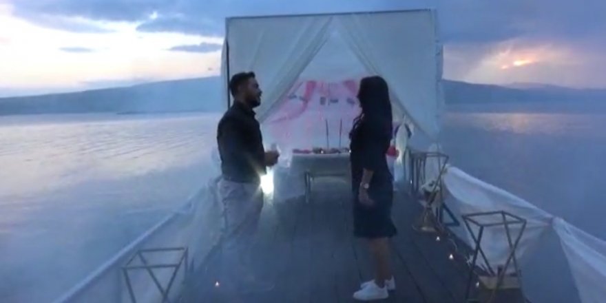 Kız arkadaşına Çıldır Gölü’nde sürpriz evlilik teklifi yaptı