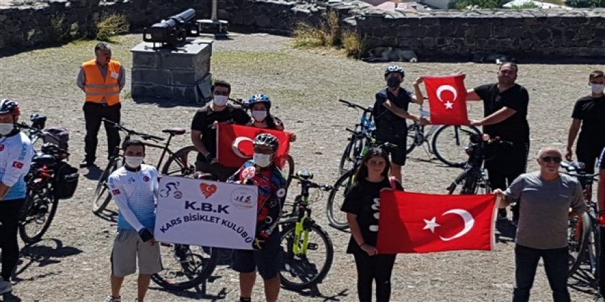 Kars Bisiklet Kulübü, Zafer Bayramını Kars Kalesinde kutladı