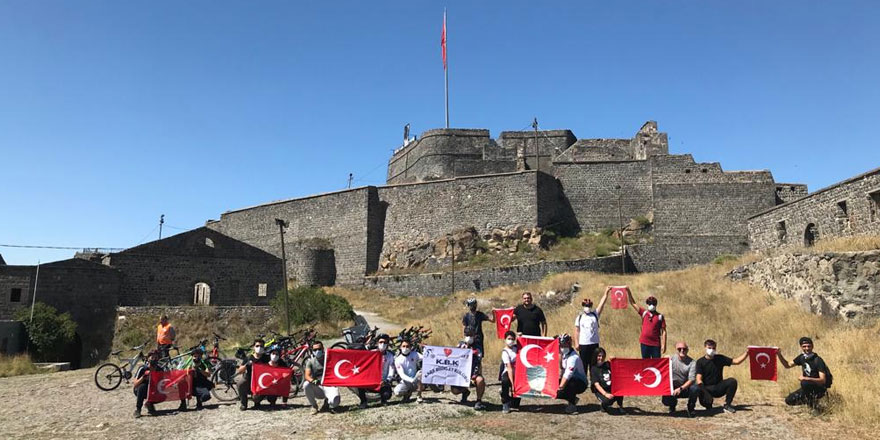 Kars Bisiklet Kulübü, Zafer Bayramını Kars Kalesinde kutladı