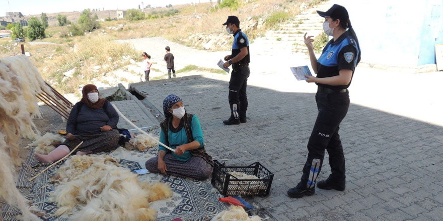 Kars polisi vatandaşları bilgilendiriyor