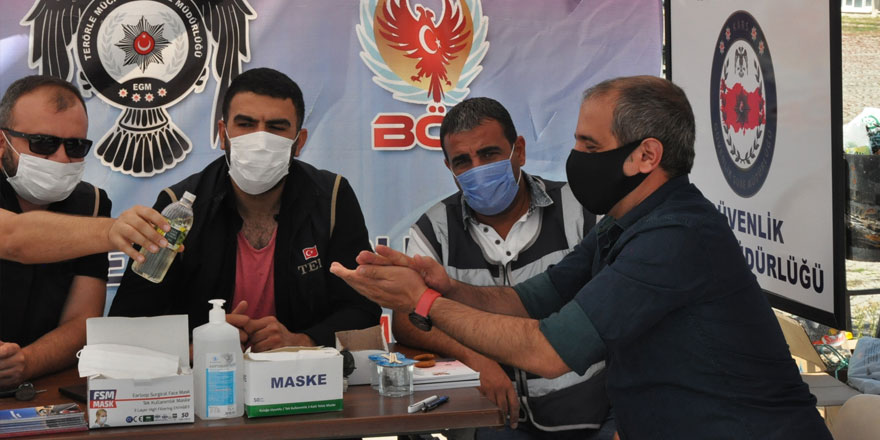 Kars’ta polis öğrencileri bilgilendiriyor