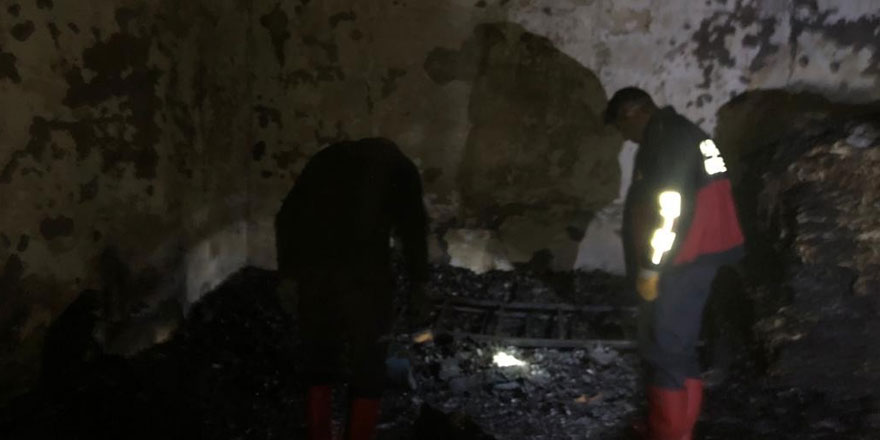 Kars’ta çıkan yangında bir ev tamamen yandı