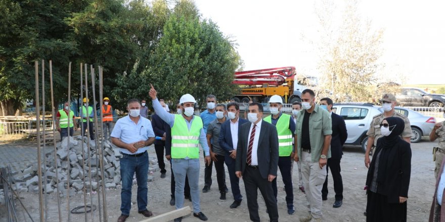 Vali Türker Öksüz, Akyaka'da inşaatları inceledi